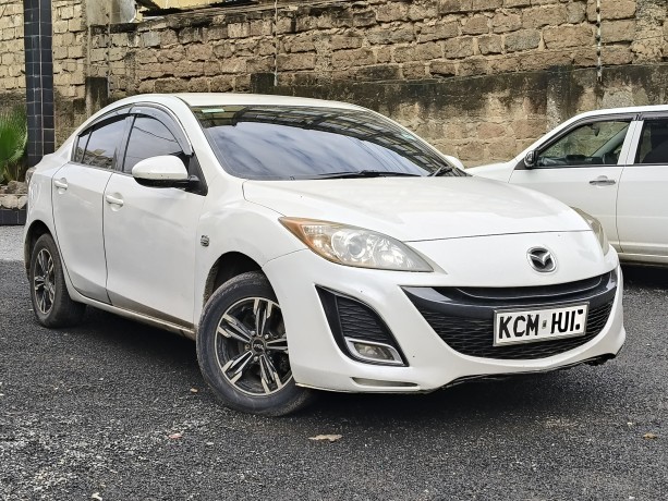 mazda-axela-2011-big-0