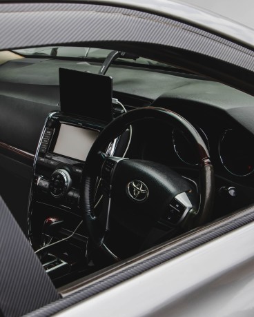toyota-mark-x-premium-2011-big-8