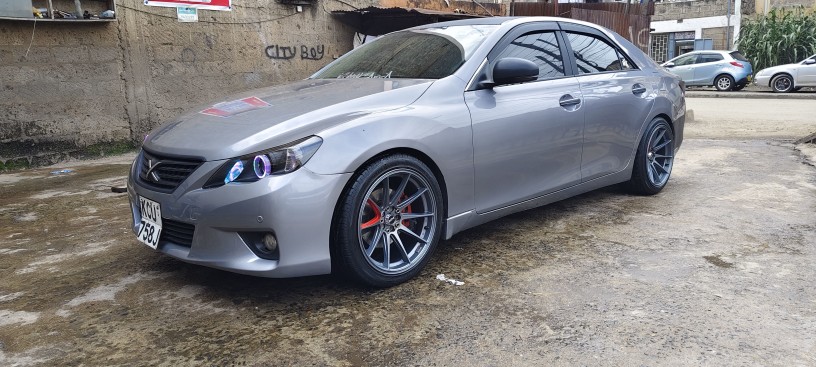 toyota-mark-x-premium-2011-big-16