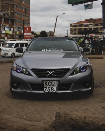 toyota-mark-x-premium-2011-big-10