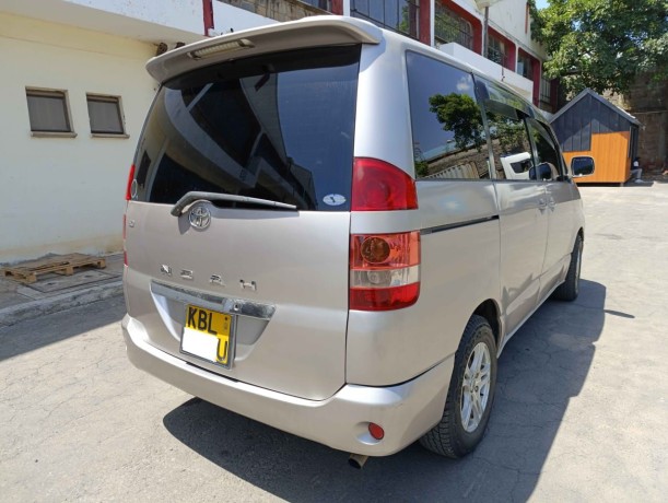toyota-noah-2003-big-0