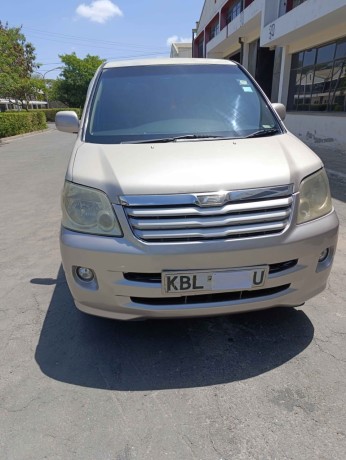 toyota-noah-2003-big-5
