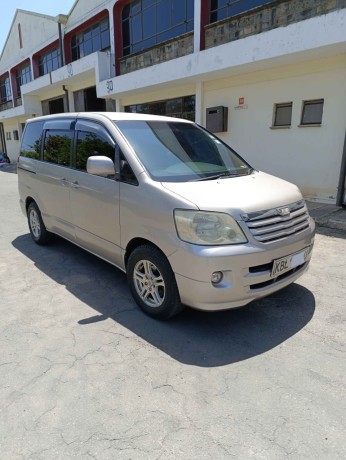 toyota-noah-2003-big-4