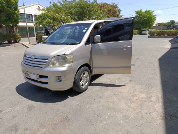 toyota-noah-2003-big-1
