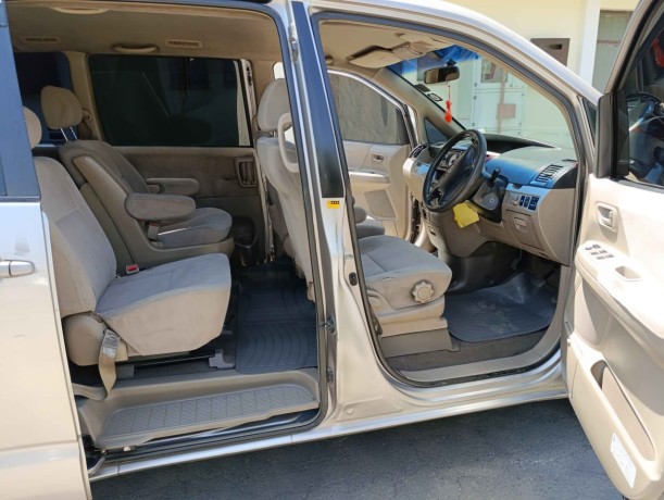 toyota-noah-2003-big-3