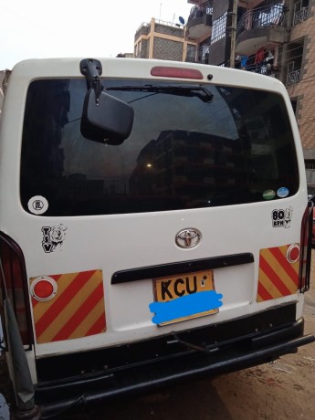 toyota-hiace-2012-big-0