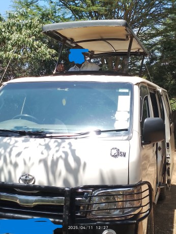 toyota-hiace-2012-big-2