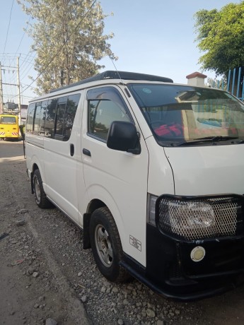 toyota-hiace-2012-big-4