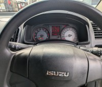 isuzu-dmax-2025-small-3