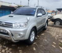 toyota-fortuner-2010-small-10
