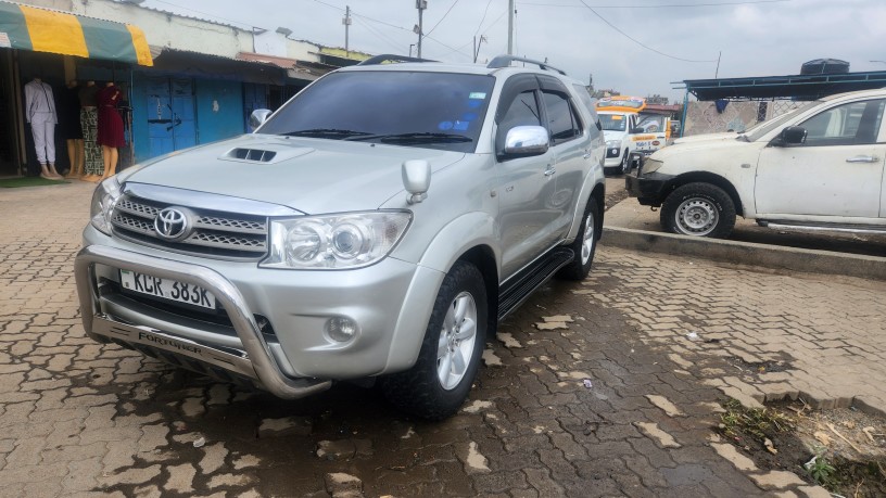 toyota-fortuner-2010-big-10