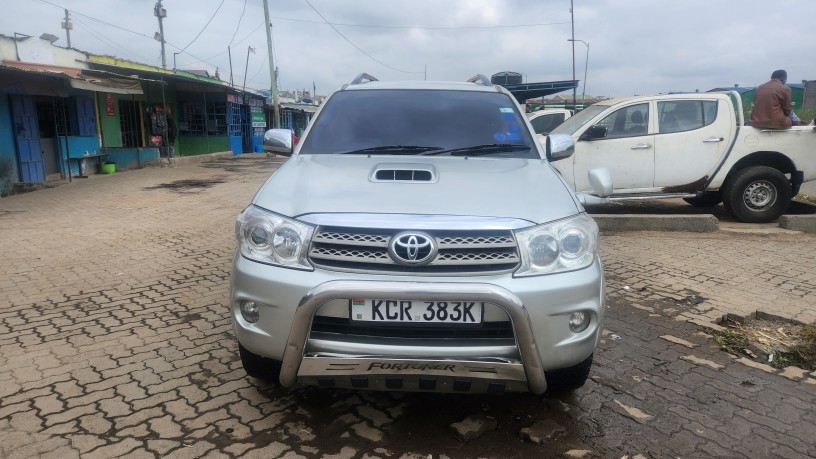 toyota-fortuner-2010-big-9