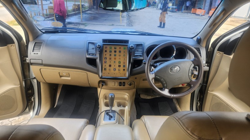 toyota-fortuner-2010-big-11