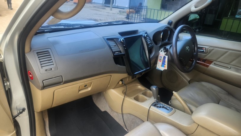 toyota-fortuner-2010-big-0