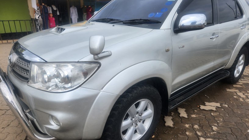 toyota-fortuner-2010-big-1