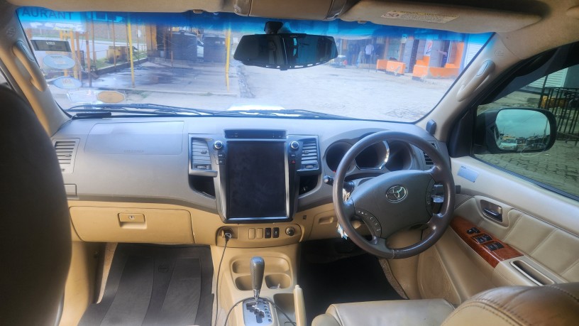 toyota-fortuner-2010-big-8