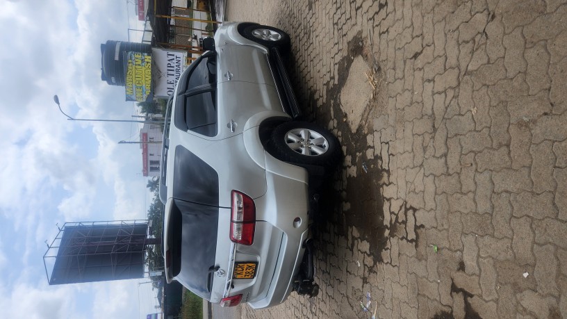 toyota-fortuner-2010-big-4