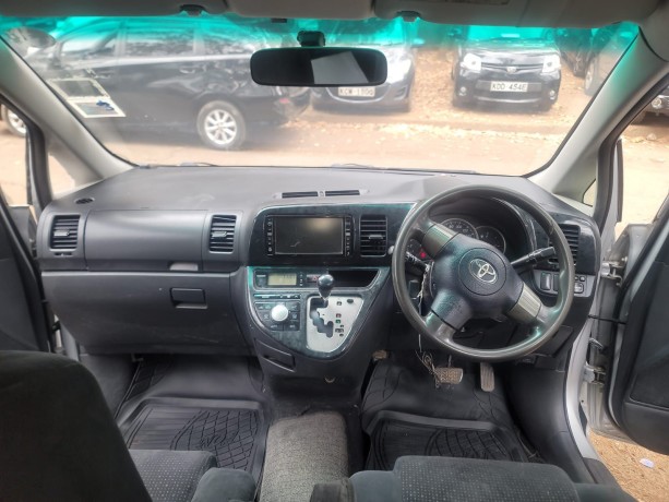 toyota-wish-2009-big-15
