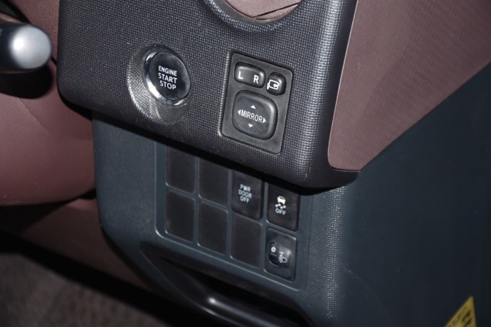 toyota-spade-2014-brown-big-6