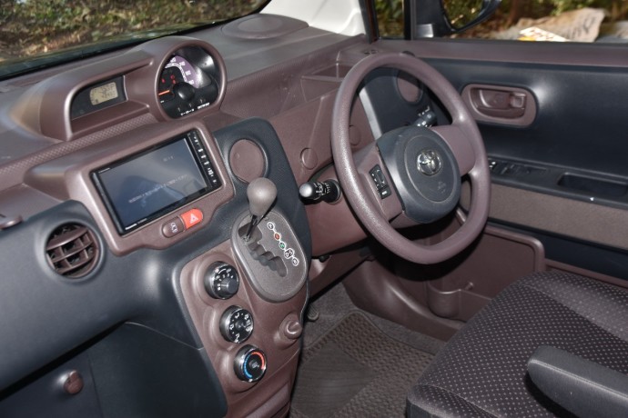 toyota-spade-2014-brown-big-9