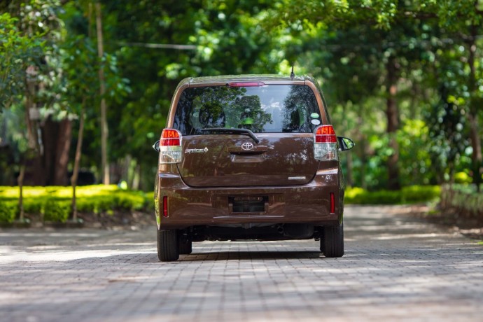 toyota-spade-2014-brown-big-5