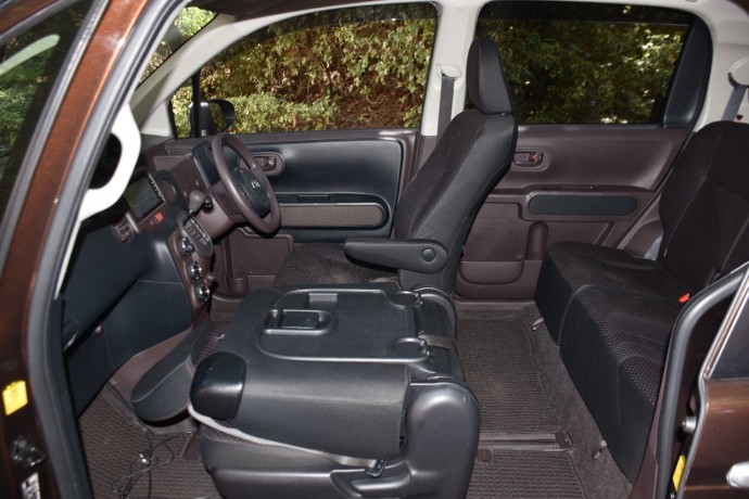 toyota-spade-2014-brown-big-8