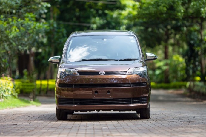 toyota-spade-2014-brown-big-4