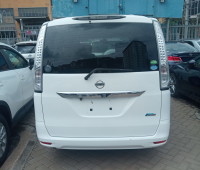 nissan-serena-small-2