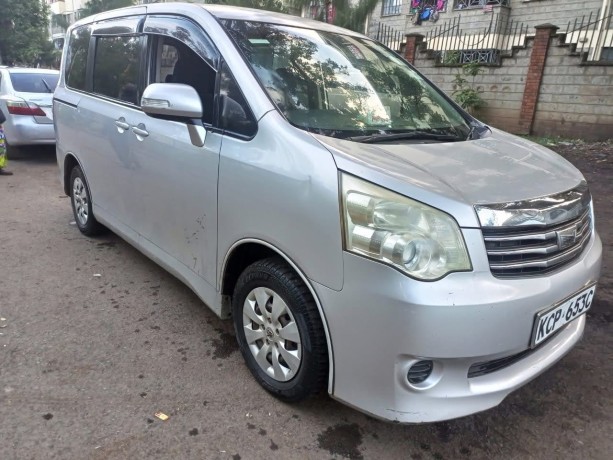 toyota-noah-big-0