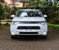 2014-mitsubishi-outlander-phev-small-1