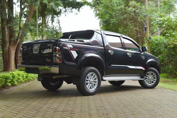 2015-toyota-hilux-trd-sportivo-big-8