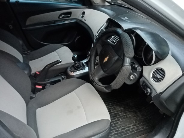 chevrolet-cruze-ls-2013-big-4