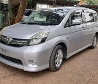 toyota-isis-small-4