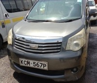 toyota-noah-small-0