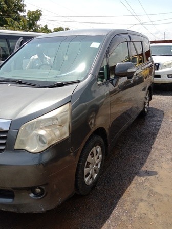 toyota-noah-big-1