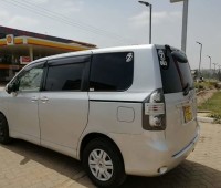 toyota-voxy-small-0