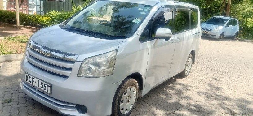 toyota-noah-big-0