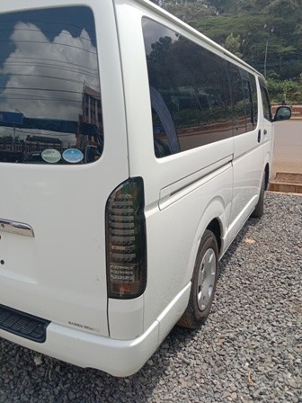 toyota-hiace-big-2