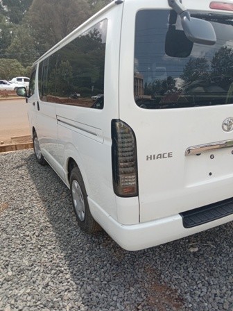 toyota-hiace-big-1