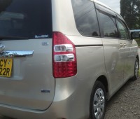 toyota-noah-small-1