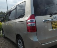 toyota-noah-small-3