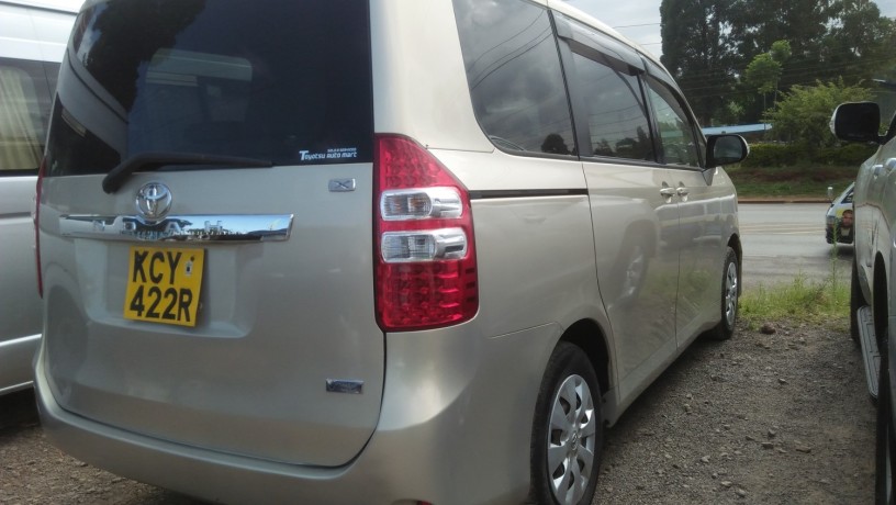 toyota-noah-big-1