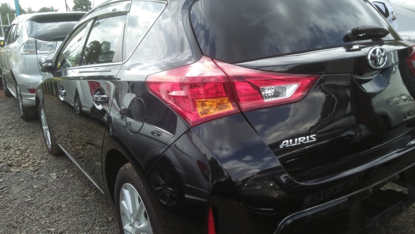 toyota-auris-big-1