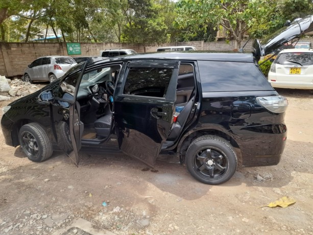 2013-toyota-wish-big-9