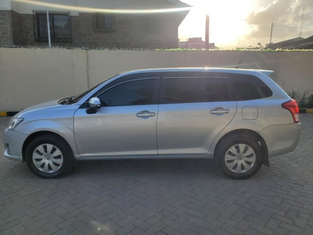 toyota-fielder-big-1