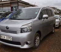 toyota-voxy-small-4
