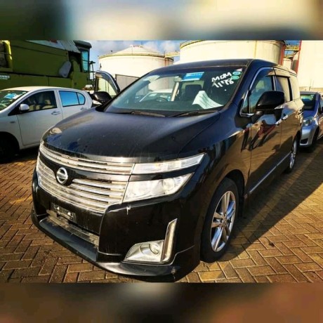 nissan-elgrand-big-0