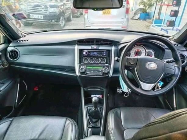 toyota-fielder-big-1