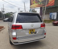 toyotaland-cruiser-v8-small-1