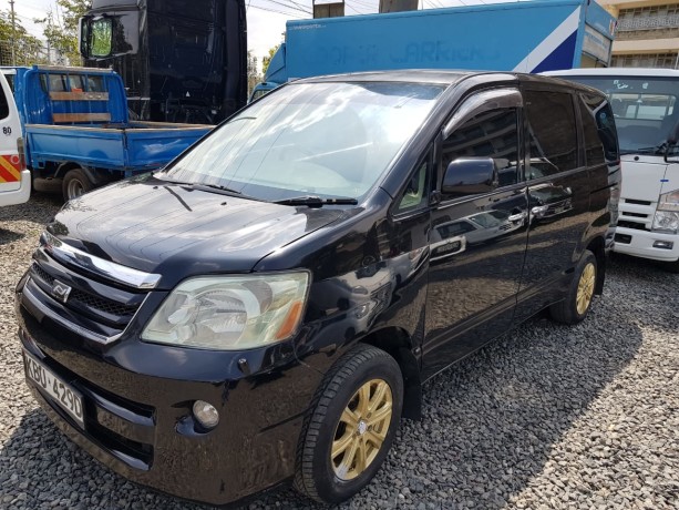 2006-toyota-noah-for-sale-big-2